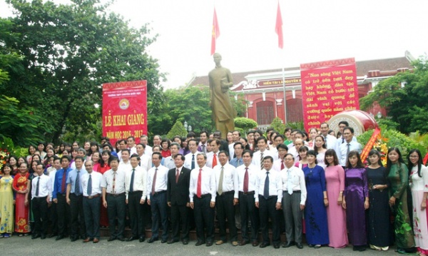 Học sinh Quốc học Huế háo hức mời thầy cô chụp ảnh lưu niệm ngày khai trường