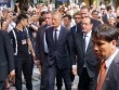 Ảnh: Tổng thống Pháp dạo phố cổ trong chiều thu Hà Nội