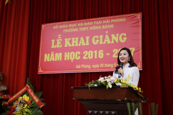 Hoa hậu Thu Ngân về Hải Phòng dự khai giảng trường cũ