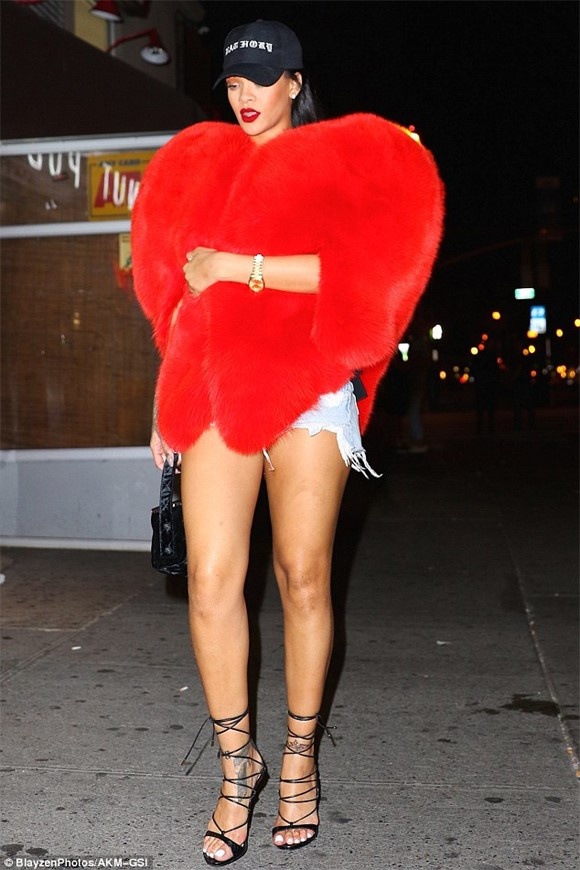 Rihanna hoá thú bông với mốt áo kỳ dị