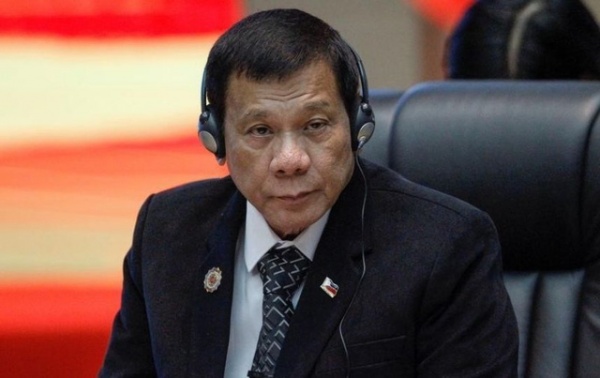 Tổng thống Philippines lần đầu mặc vest sau 30 năm