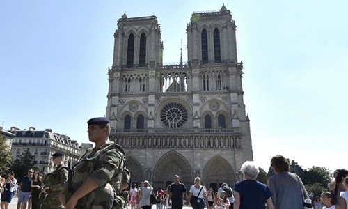 Pháp bắt ba phụ nữ nghi định tấn công Paris