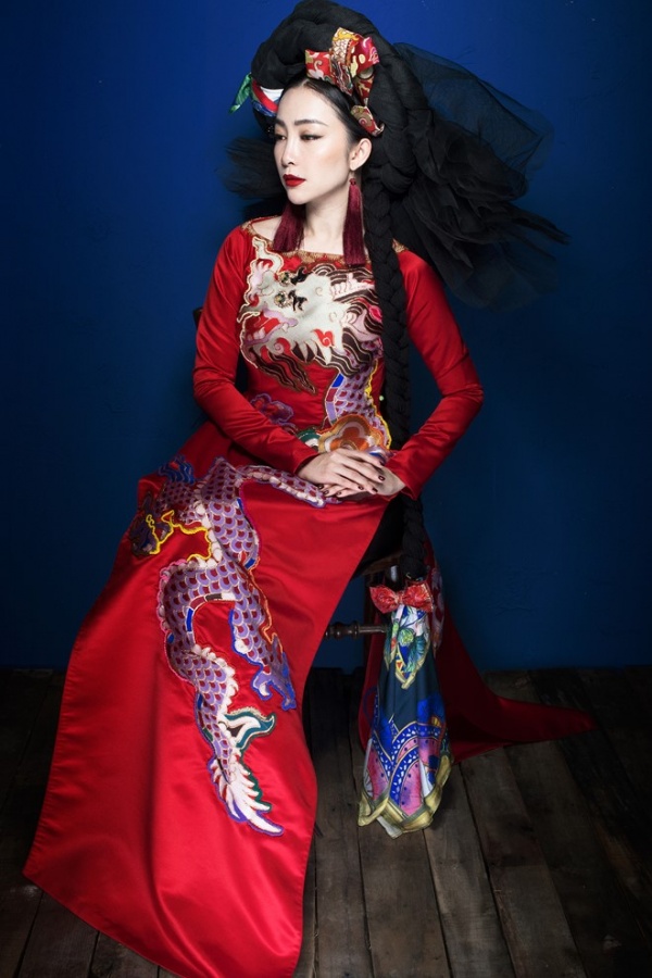 Linh Nga ấn tượng trong trang phục truyền thống