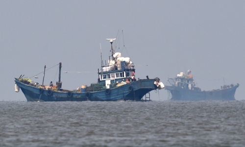 Tàu Trung Quốc bị phạt hàng triệu USD vì đánh cá trái phép