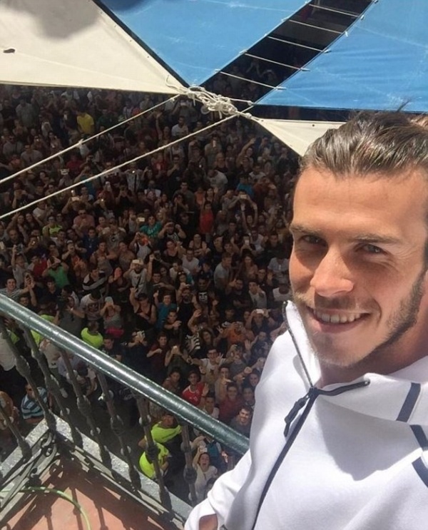Bale được hàng nghìn fan chào đón ở Madrid