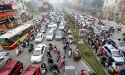 Ôtô dàn hàng ngang - sự ích kỷ của tài xế Việt