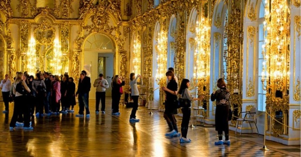 Du khách Trung Quốc gây phẫn nộ vì cho con tè bậy ở Cung điện Hoàng gia Nga