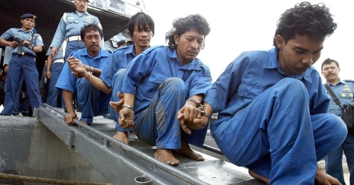 Tổng thống Philippines đề nghị Indonesia cho nổ tung cướp biển