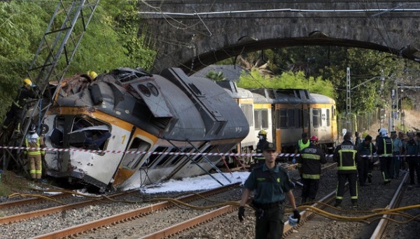 Tàu hỏa trật bánh ở Tây Ban Nha, ít nhất 4 người chết