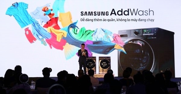 Hoa hậu Thùy Lâm thử dùng cửa phụ độc đáo của Samsung AddWash