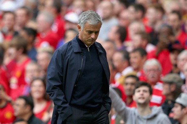 Mourinho thất vọng với học trò và trọng tài