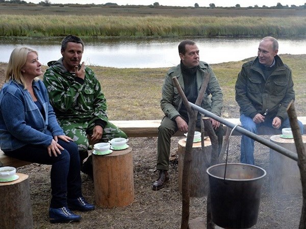 Ngư dân hồ Ilmen mời Tổng thống và Thủ tướng Nga món súp cá