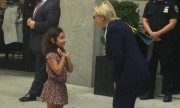 Hillary Clinton nói chuyện với bé gái khi bị viêm phổi