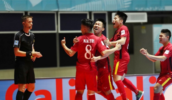 Minh Trí lập hattrick, futsal Việt Nam có chiến thắng lịch sử tại World Cup