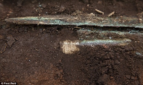 Thanh kiếm chuôi vàng 4.000 năm dưới sân bóng đá