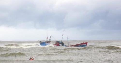 Bão cấp 8 hướng Thừa Thiên Huế - Quảng Ngãi, 3 tàu đánh cá bị nhấn chìm