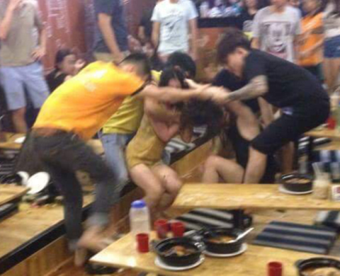 Thiếu nữ úp bát mỳ cay vào mặt đối thủ trong quán ăn Hà Nội
