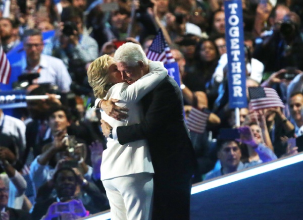 Bill Clinton: "Vợ tôi miệt mài làm việc bất chấp vấn đề về sức khỏe"