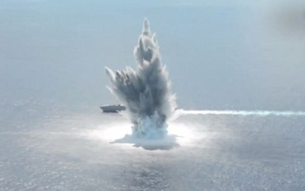 Tàu chiến Mỹ đứng vững trước sức ép của 4,5 tấn thuốc nổ