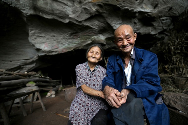 TQ: Cặp vợ chồng sống trong hang suốt 54 năm