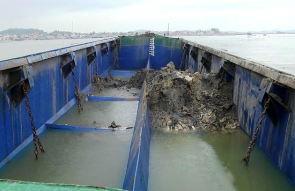 Vụ tàu xả thải xuống biển: 600 tấn chất thải có nguy hại không?