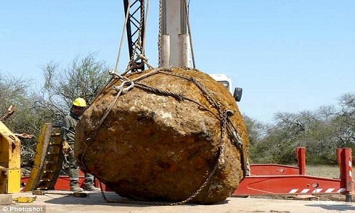 Tảng đá ngoài hành tinh nặng 30 tấn ở Argentina