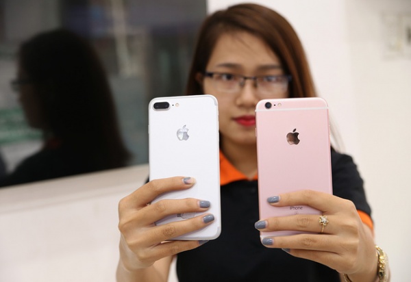 Hình ảnh iPhone 7 Plus "đọ dáng" cùng iPhone 6S Plus tại Việt Nam