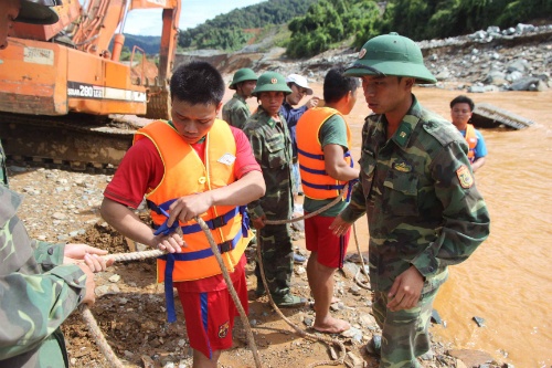 Thợ lặn từ Đà Nẵng tìm kiếm nạn nhân Sông Bung 2