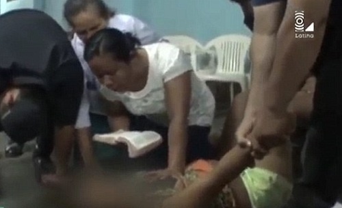 Thiếu nữ lên cơn cuồng loạn khi chơi trò "quỷ ám" trong nhà thờ Peru