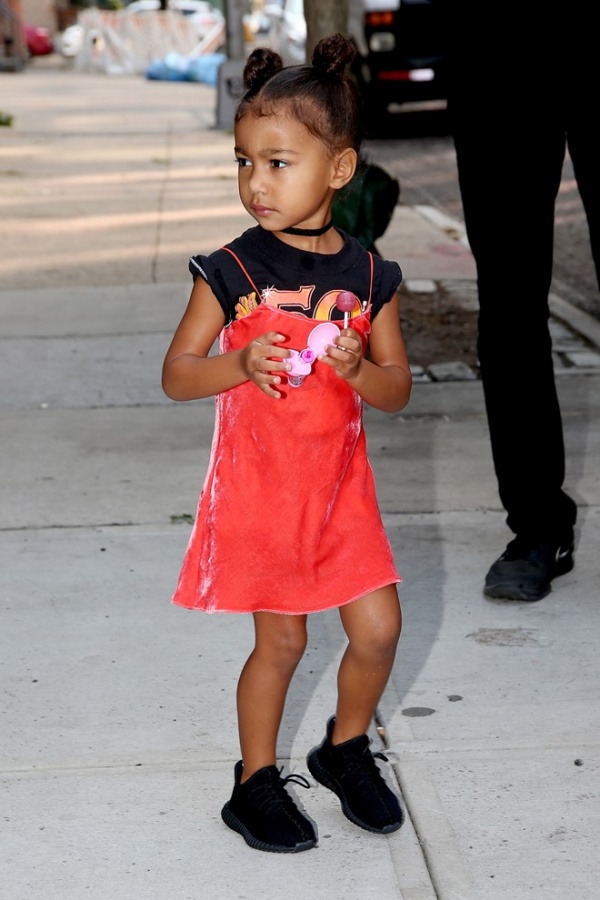 Cách ăn mặc sành điệu của con gái Kim Kardashian