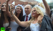 Putin chụp ảnh selfie cùng các cô dâu trên Quảng trường Đỏ