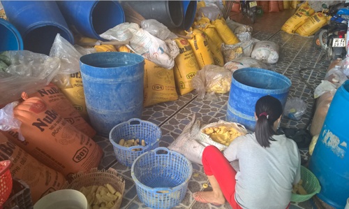 Hai anh em dùng hóa chất chợ Kim Biên tẩy trắng măng