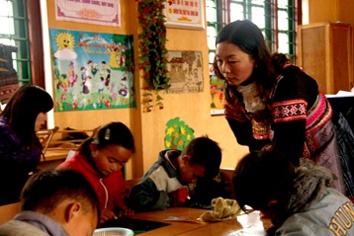 Dạy song ngữ cho trẻ em dân tộc: Học sinh không còn bỏ học