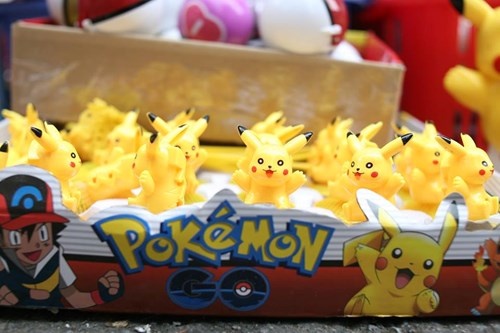 Phố Hàng Mã ngập đồ chơi "ăn theo" Pokemon Go
