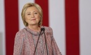 Clinton trở lại chiến dịch trong bài hát của ca sĩ chết vì viêm phổi