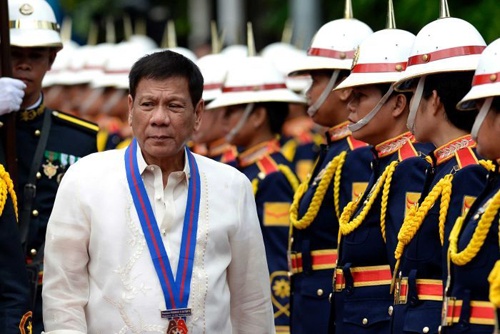 Lựa chọn cây gậy và củ cà rốt của tân tổng thống Mỹ với Duterte