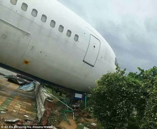 Trung Quốc: Siêu bão thổi dạt máy bay khỏi đường băng