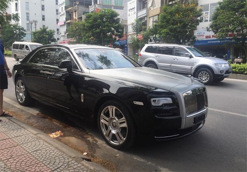 Rolls-Royce bục bình xăng trên phố Hà Nội