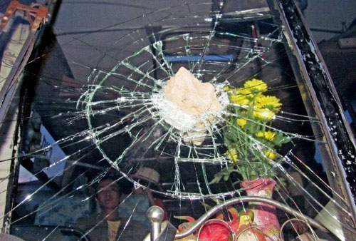 Thanh niên ném đá vỡ kính ôtô buýt vì bị ép xe