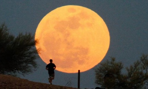 Tại sao Mặt Trăng trông lớn hơn khi ở chân trời?