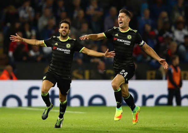 Chelsea thắng ngược Leicester 4-2 nhờ thi đấu hơn người