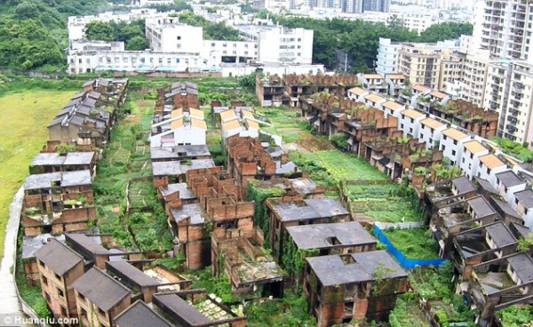Kì quái nơi hàng trăm biệt thự xây dở bỏ hoang thê thảm ở TQ