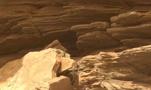 Vật thể giống con rắn được phát hiện trên sao Hỏa