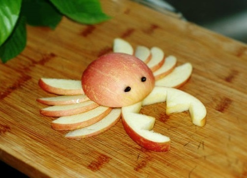 Cách tỉa trái cây thành hình chú cua ngộ nghĩnh cho Rằm Trung thu