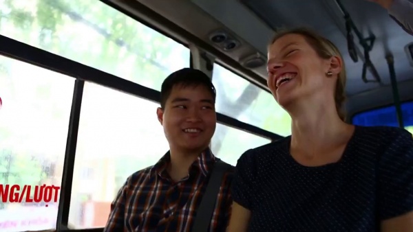 Đại sứ EU trổ tài nói tiếng Việt để hỏi đường đi xe buýt