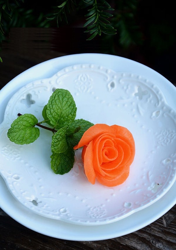 Cách tỉa hoa hồng từ cà rốt tuyệt đẹp trang trí món ăn