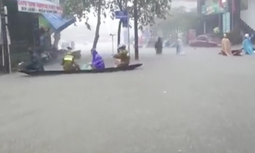 Huế mưa ngập lút xe, dân chèo thuyền trên phố