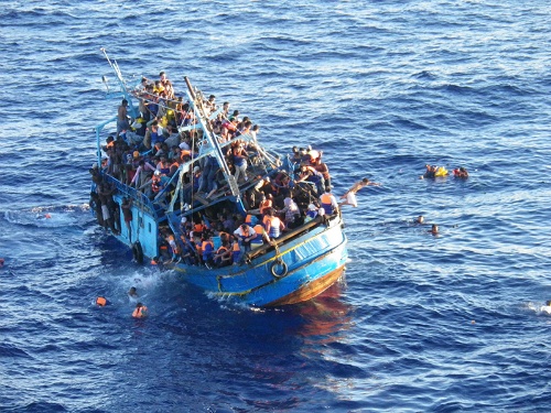 Tàu chở 600 di dân chìm ngoài khơi Ai Cập