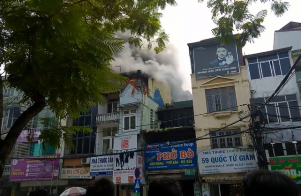 Hà Nội: Thục mạng tháo chạy khỏi tầng 5 ngôi nhà bất ngờ bốc cháy