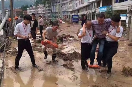 Được khênh qua vũng bùn, quan chức Trung Quốc bị đuổi việc